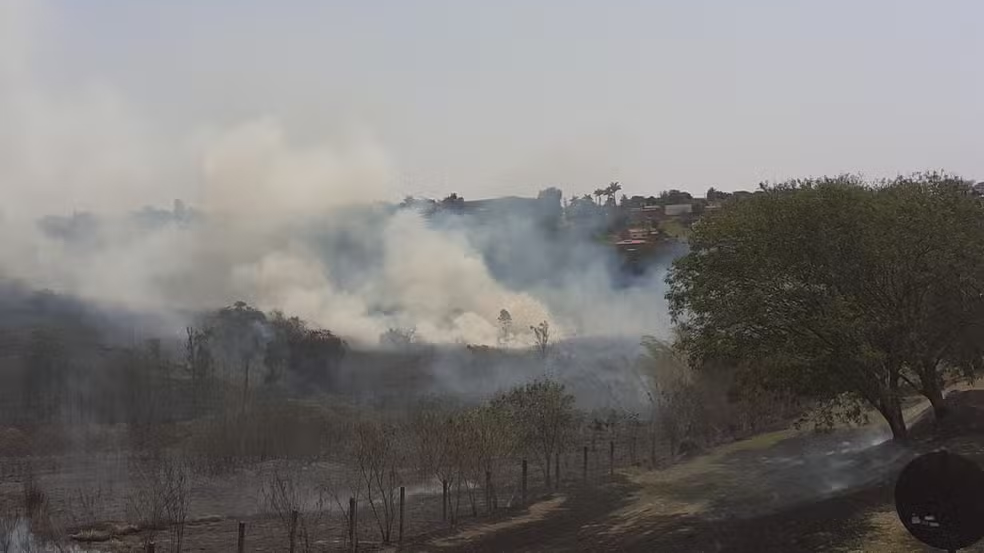 Incêndios atingem áreas de vegetação em Piracicaba e Rio das Pedras — Foto: Defesa Civil de Rio das Pedras/Reprodução