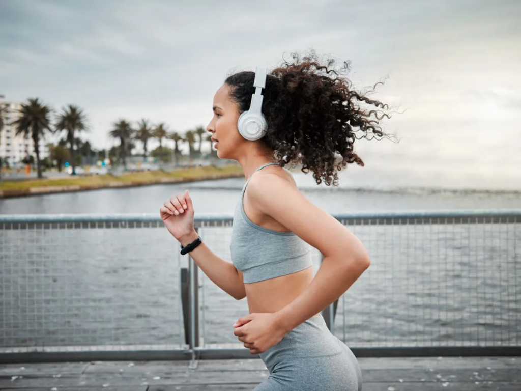 Estudo revela: ser mais ativo pode aumentar expectativa de vida em 5 anos - Foto: PeopleImages/ GettyImages