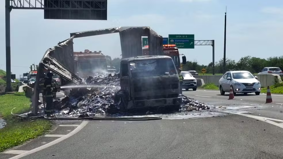 Caminhão pega fogo em alça de acesso do Anel Viário em Campinas — Foto: Pedro Torres/EPTV