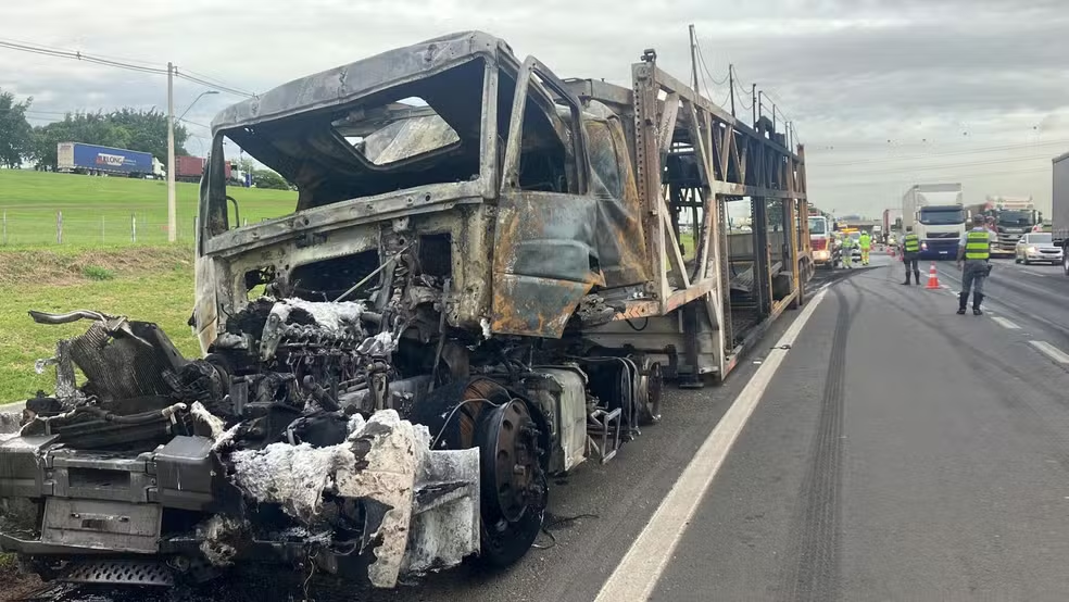 Acidente entre duas carretas bloqueia Rodovia Anhanguera e deixa motorista ferido — Foto: Junia Vasconcelos/EPTV