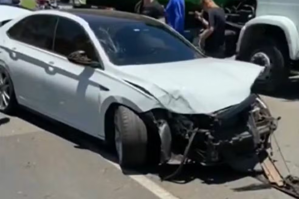 Carros esportivos realizam manobras perigosas e causam acidentes na Rodovia dos Bandeirantes — Foto: Reprodução/EPTV