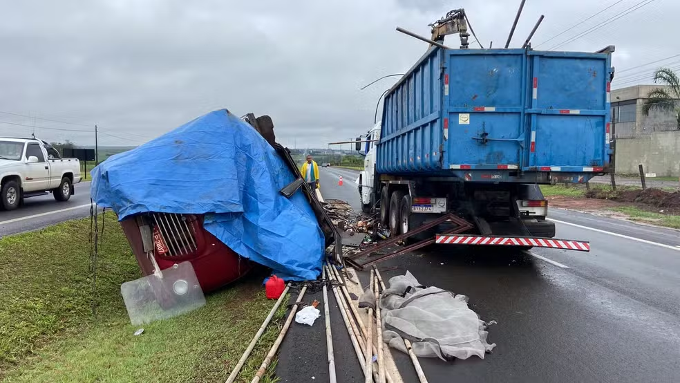 Caminhão carregado com 14 toneladas sucata tomba na rodovia que liga Piracicaba a Saltinho -  Foto: Edijan Del Santo/EPTV