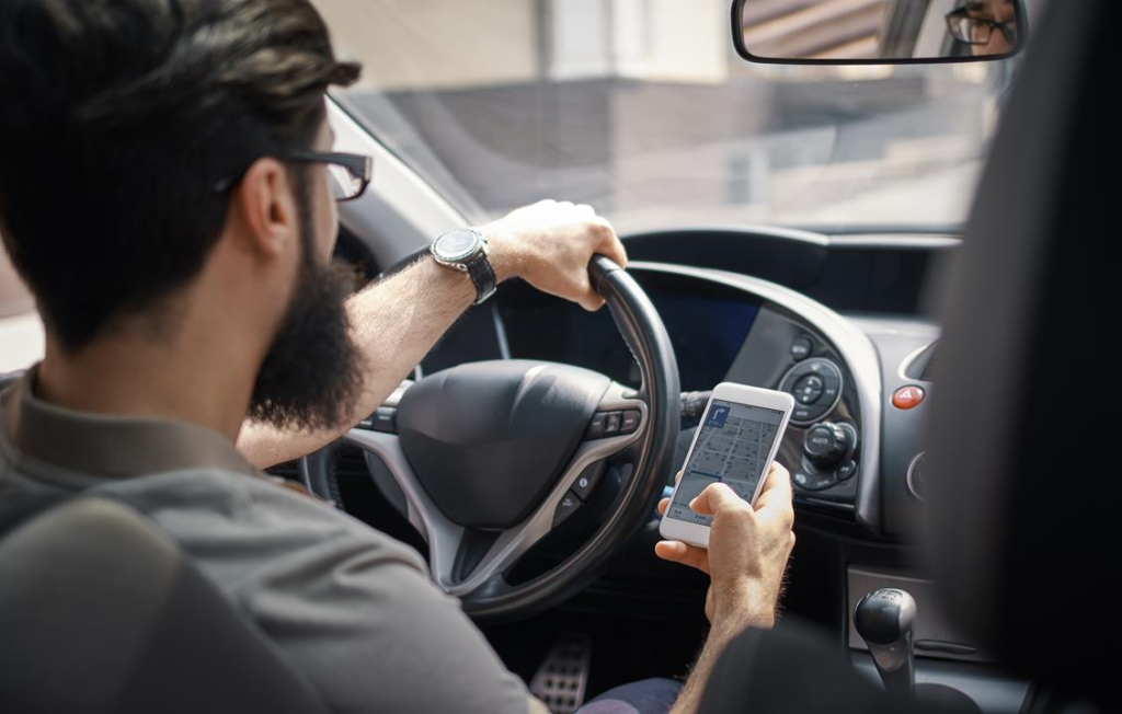 Uso de celular ao volante segue sendo uma das principais infrações no trânsito de SP - Foto: Reprodução