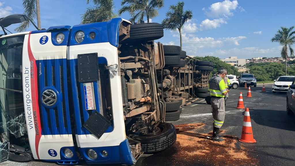 Carreta carregada com 20 toneladas de estruturas metálicas tomba na Rodovia Anhanguera - Foto: Reprodução/ EPTV