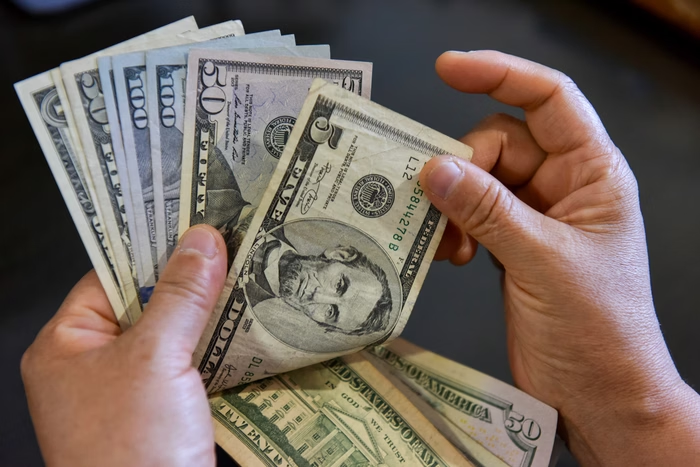 Dólar supera R$ 6 pela primeira vez na história com pacote fiscal e isenção do IR; bolsa cai - Foto: Illustration by Sheldon Cooper/SOPA Images/LightRocket via Getty Images