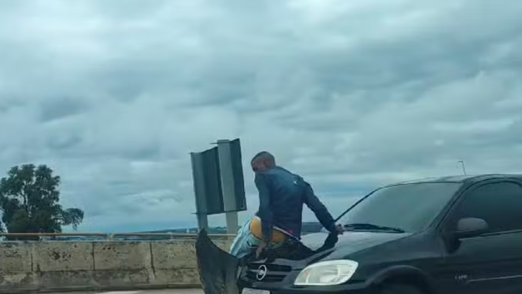 Homem sentado em capô de carro em movimento é arremessado após batida em SP — Foto: Paulo Marcondes