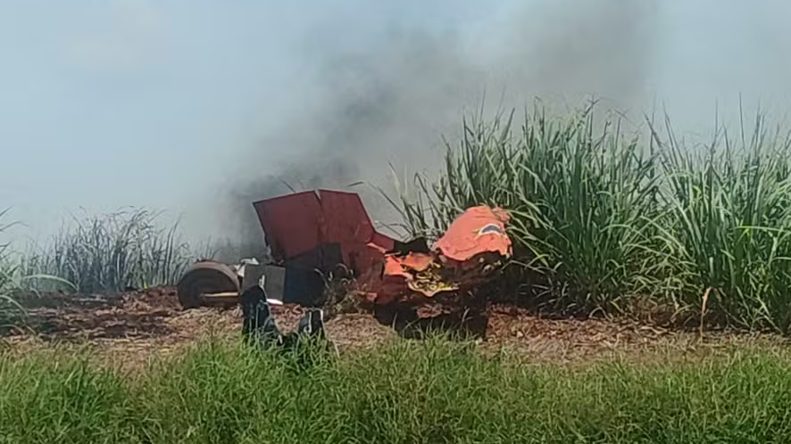 Avião da Força Aérea Brasileira cai após colisão durante voo de instrução em Pirassununga — Foto: Arquivo pessoal