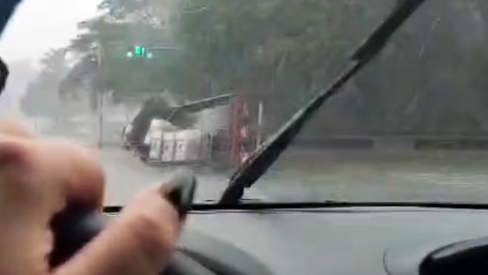 Câmera flagra caminhão carregado com açúcar tombando em avenida de Limeira — Foto: Reprodução