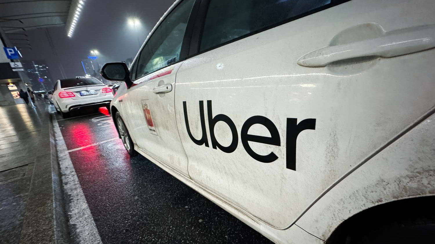 Motoristas da Uber passarão a solicitar código de segurança ao passageiro antes da viagem - Foto: Jakub Porzycki / NurPhoto via Getty Images