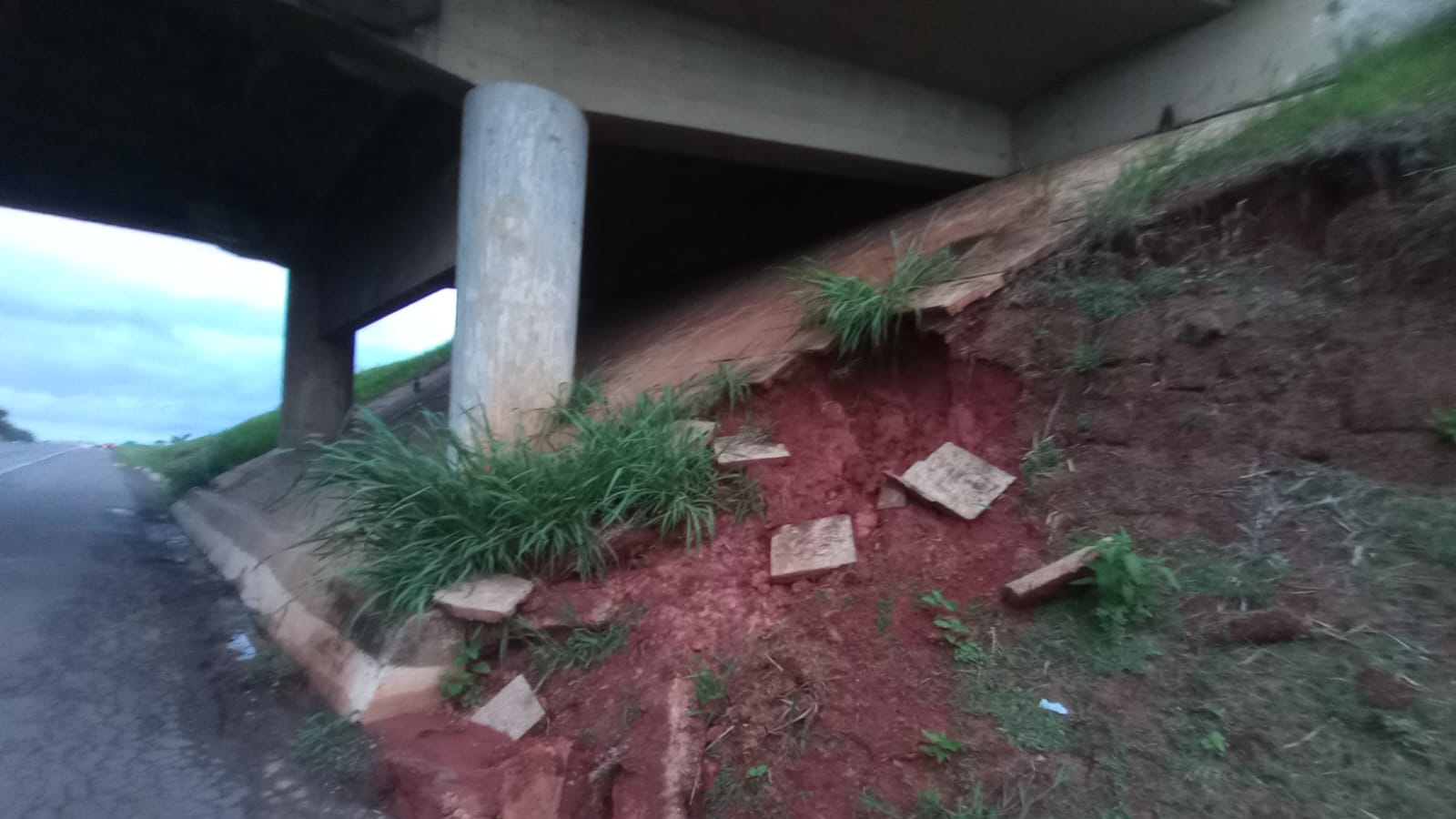 Chuva causa desmoronamento parcial em viaduto na Rodovia Luiz de Queiroz (SP-304) - Foto: Cláudio Mariano/Santa Bárbara em Foco