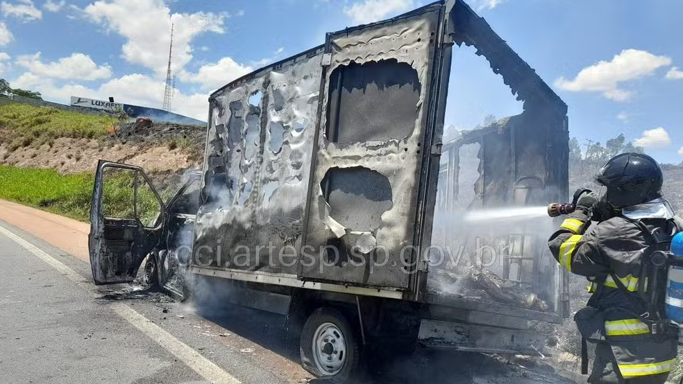 Caminhonete pega fogo em Campinas, e dois carros entram em chamas em Piracicaba — Foto 1: Guilherme Malavasi - Foto 2: Reprodução/EPTV - Foto 3: Artesp