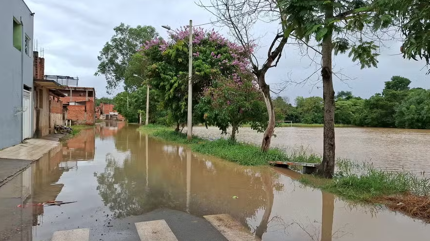 Com 80 milímetros de chuva em 24 horas, rio transborda e causa estragos em Monte Mor — Foto: Isabella Dotta/EPTV